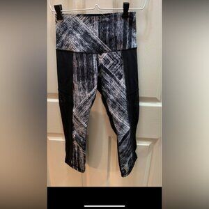Lululemon Hot To Street Crop Heat Wave black & white Size 4